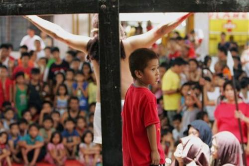 На Филиппинах распяли 30 человек