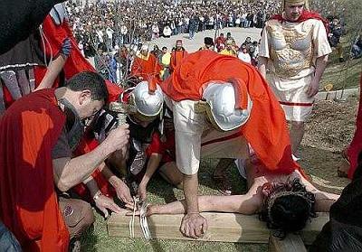 На Филиппинах распяли 30 человек