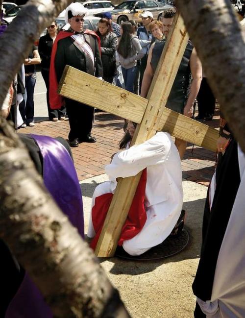 На Филиппинах распяли 30 человек