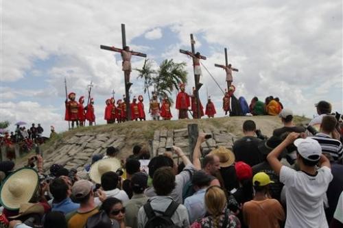 На Филиппинах распяли 30 человек