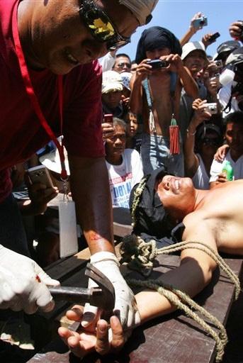 На Филиппинах распяли 30 человек