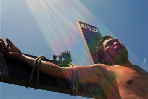 На Филиппинах распяли 30 человек