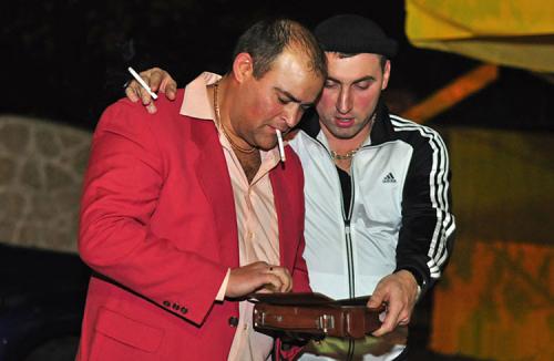 Как выглядели основные атрибуты "новых русских"