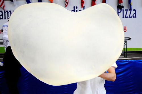 Мастера в Италии показывают пицце-класс