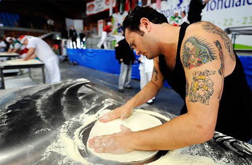 Мастера в Италии показывают пицце-класс