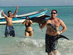 Мужчина поймал рыбу-меч голыми руками