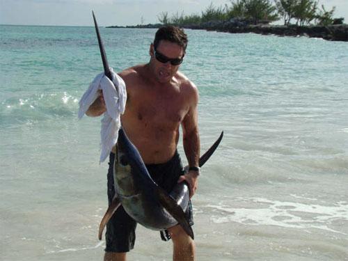 Мужчина поймал рыбу-меч голыми руками