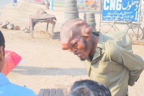 Пакистанский нищий шокировал окружающих своим видом