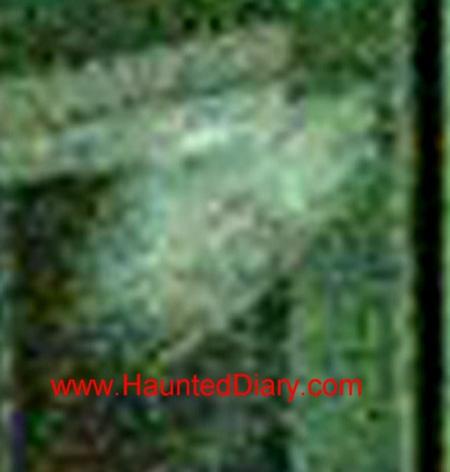 Призрак помахал рукой из окна