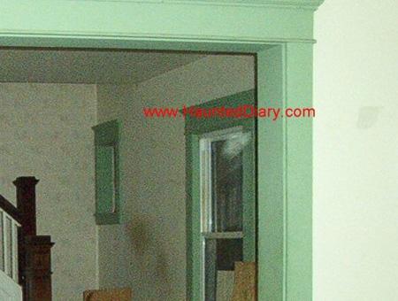 Призрак помахал рукой из окна