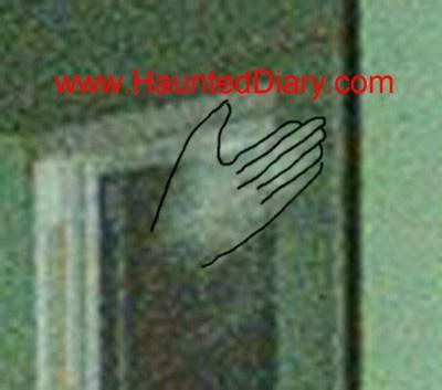 Призрак помахал рукой из окна