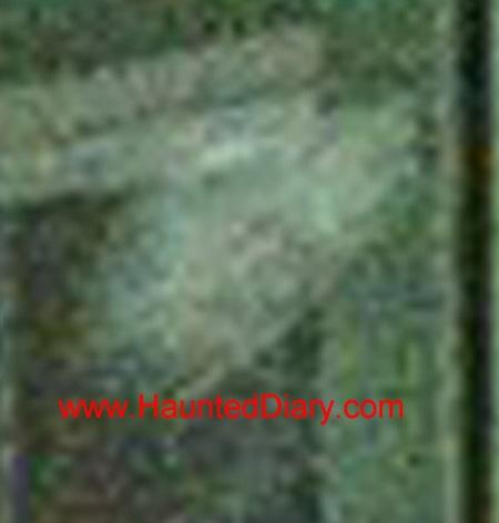 Призрак помахал рукой из окна