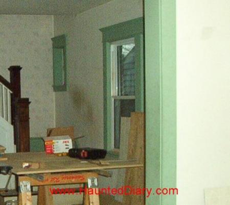 Призрак помахал рукой из окна