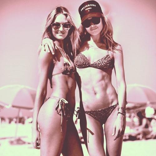 В сети появились личные фотографии топ-моделей из отпуска