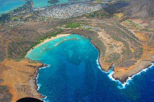 Пляж внутри кратера влечет туристов со всего мира
