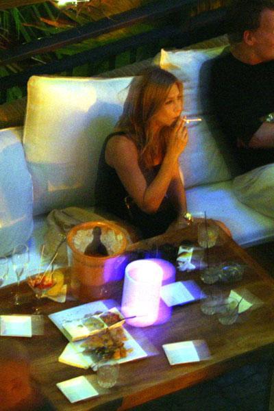 Звездный перекур: знаменитости с сигаретой