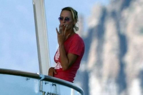 Звездный перекур: знаменитости с сигаретой