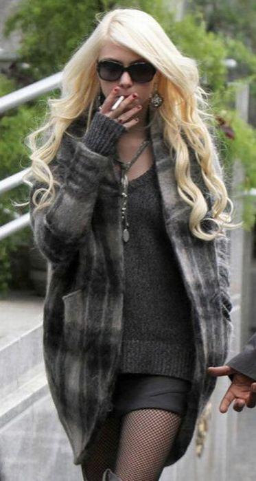 Звездный перекур: знаменитости с сигаретой