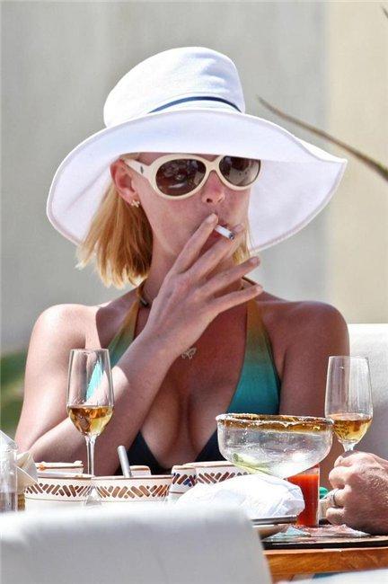 Звездный перекур: знаменитости с сигаретой