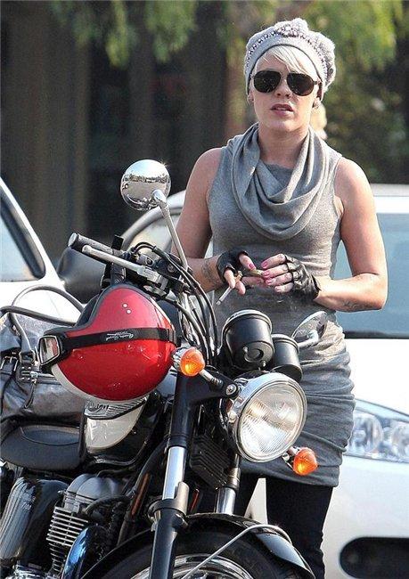 Звездный перекур: знаменитости с сигаретой