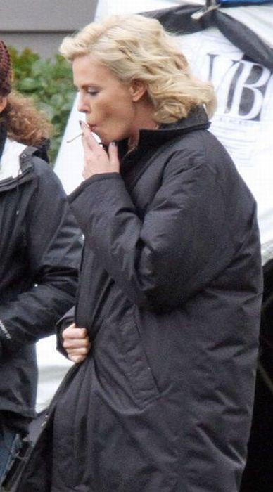 Звездный перекур: знаменитости с сигаретой