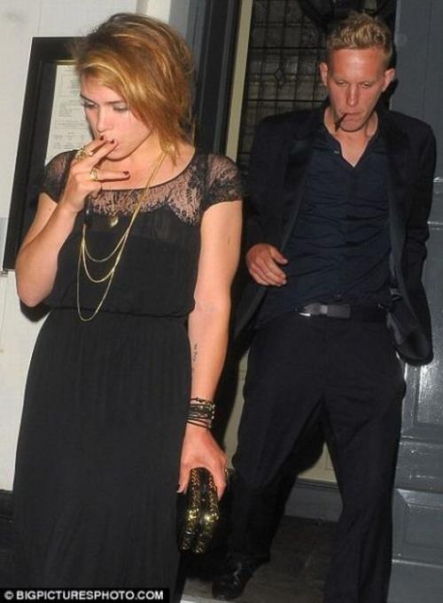 Звездный перекур: знаменитости с сигаретой