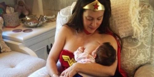 Звезды, которые не стесняются кормить грудью на публике