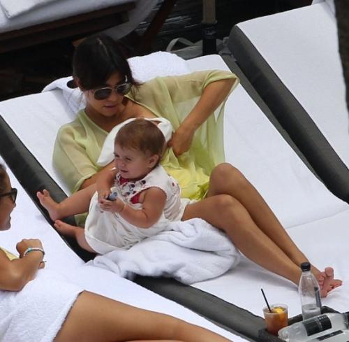 Звезды, которые не стесняются кормить грудью на публике