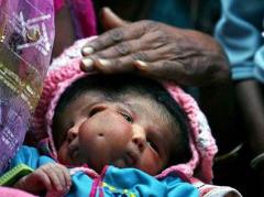 В Индию стекаются паломники поглазеть на родившуюся богиню с четырьмя глазами