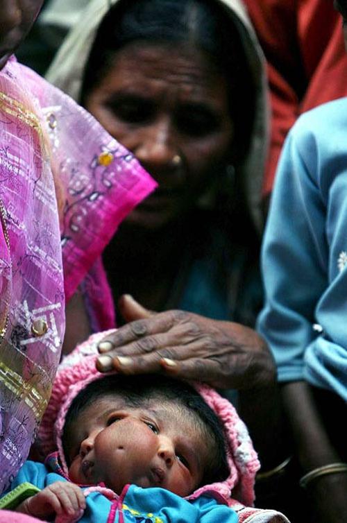 В Индию стекаются паломники поглазеть на родившуюся богиню с четырьмя глазами