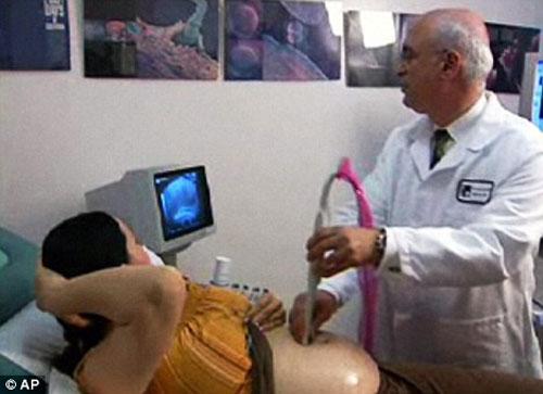 Вторая Анджелина Джоли переплюнула первую по количеству детей