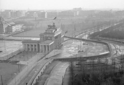 Как строили Берлинскую стену