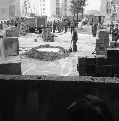Как строили Берлинскую стену