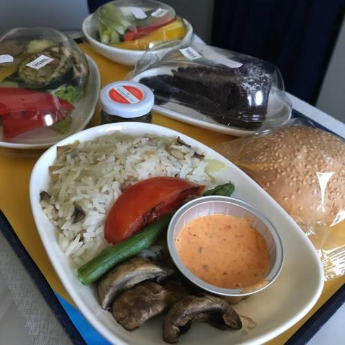 Как выглядит питание на борту самолетов разных авиакомпаний