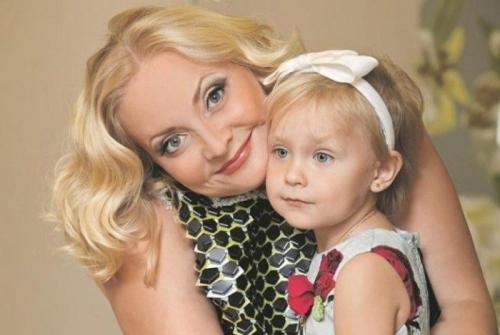 Знаменитости, ставшие мамами после 40