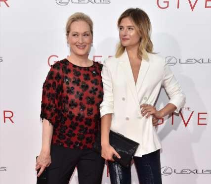 Знаменитости, ставшие мамами после 40