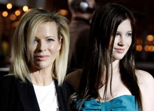 Знаменитости, ставшие мамами после 40