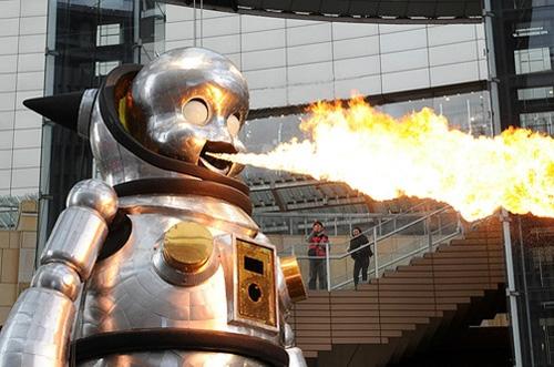 Японский робот плюется огнем