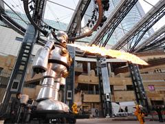 Японский робот плюется огнем