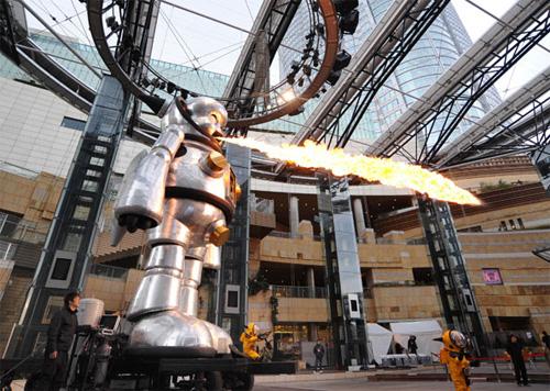 Японский робот плюется огнем