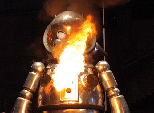 Японский робот плюется огнем