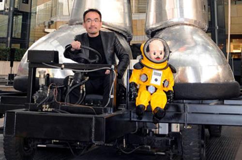 Японский робот плюется огнем