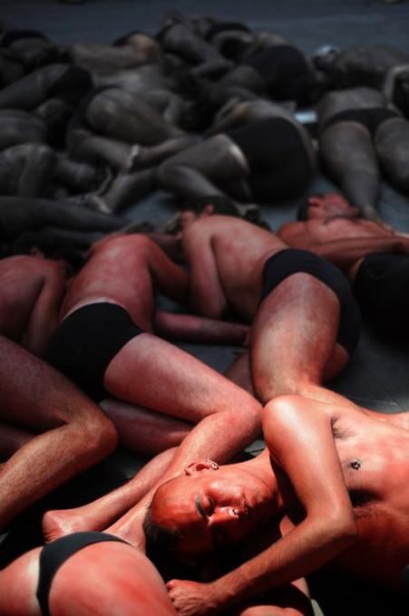 В Памплоне из голых людских тел выложили быка