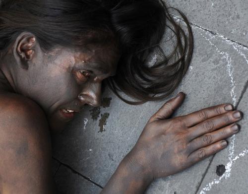 В Памплоне из голых людских тел выложили быка