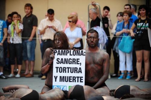 В Памплоне из голых людских тел выложили быка