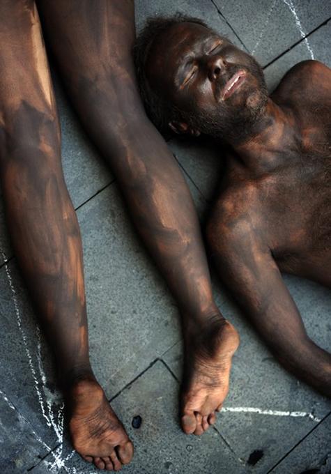 В Памплоне из голых людских тел выложили быка