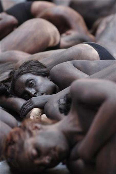 В Памплоне из голых людских тел выложили быка