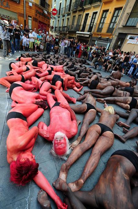 В Памплоне из голых людских тел выложили быка