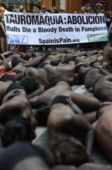 В Памплоне из голых людских тел выложили быка