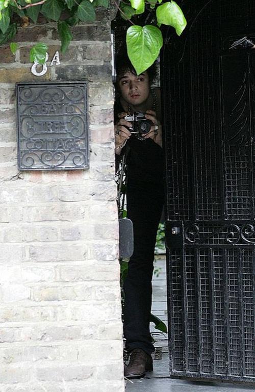 Супермодель Кейт Мосс с другом устроили публичную оргию